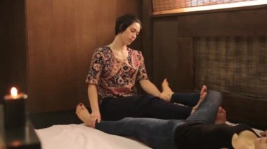 Geleneksel Tay masajı veya Tay yoga masaj tedavi veren profesyonel terapist