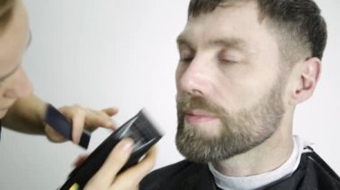 Kadın Kuaför Saç sakal Yetişkin erkeklerde bir kuaför salonu yapıyor. İşyerinde berber