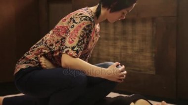 Kız bir ayak masajı geleneksel Tay tarzında alır. Tay yoga masaj tedavisi