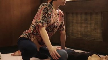 Kız bir ayak masajı geleneksel Tay tarzında alır. Tay yoga masaj tedavisi