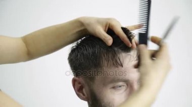 berberler eller Güzellik Salonu mens saç şekillendirme için makas kullanır