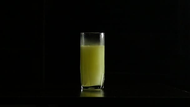 Närbild brustablett löses i ett glas vatten på en mörk bakgrund, Slowmotion — Stockvideo