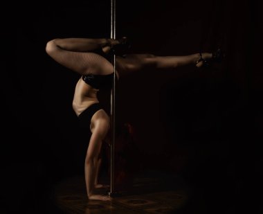 güzel dansçı siyah şort ve gece kulübü sutyen. Pole Dance kız