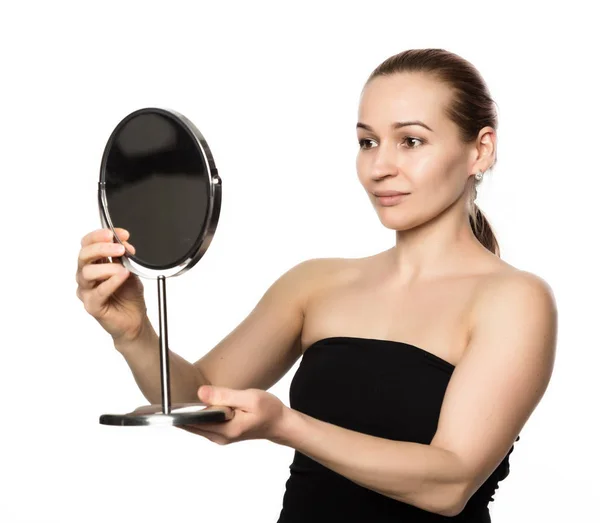 Молодая женщина выполняет анти-старения упражнения. лицо фитнес. девушка смотрит в зеркало — стоковое фото