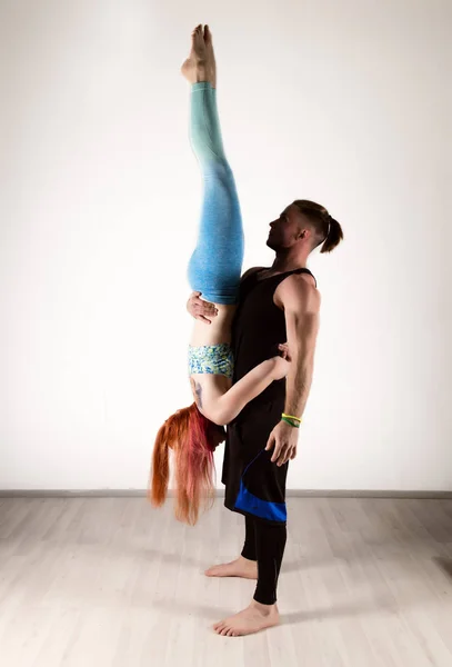 Guy a mladá žena, která dělá síla cvičení jógy assanes. Acroyoga koncept — Stock fotografie
