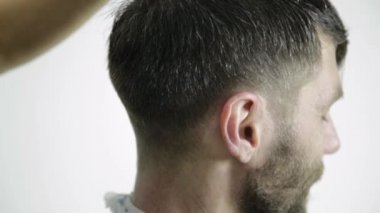 Berber, saç kesimi. Kuaför bir adam kesmek için makas kullanır. Bayan Kuaför Mens saç kesme şekillendirme makas kullanır