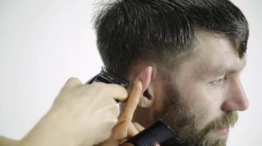 Berber, saç kesimi. Kuaför bir adam kesmek için makas kullanır. Bayan Kuaför Mens saç kesme şekillendirme makas kullanır