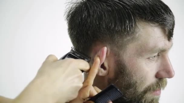 Haarschnitt beim Friseur. Friseur schneidet Mann mit Schere Friseurin formt Herrenhaarschnitt mit Schere — Stockvideo