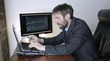 tüccar Kripto Menkul Kıymetler Borsası laptop üzerinde çalışıyor. işadamı exchange Döviz Alım Satım grafik, bilgisayar monitörü izlemek