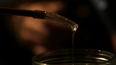 üretim, güçlü içki damla alkol damla bir bardak içine