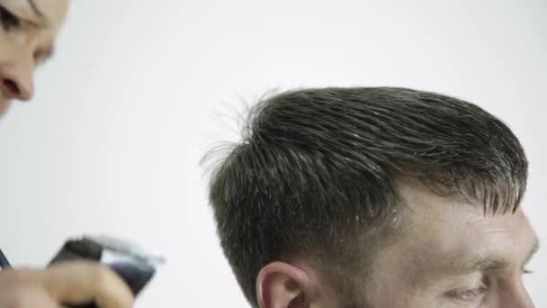 Kapsel op barbershop. Kapper maakt gebruik van schaar voor het knippen van een man. Vrouwelijke Kapper vormgeven van de mens haar snijden gebruikt schaar — Stockvideo