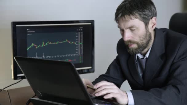 Tüccar Kripto Menkul Kıymetler Borsası laptop üzerinde çalışıyor. işadamı exchange Döviz Alım Satım grafik, bilgisayar monitörü izlemek — Stok video