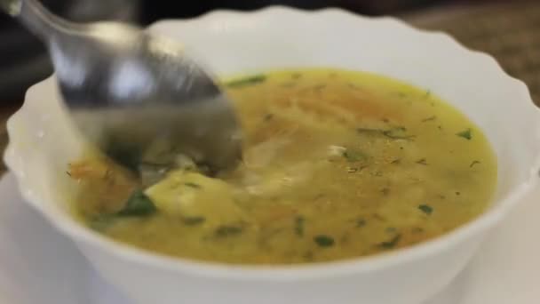 Mexa a sopa com uma colher, sopa com limão e azeitonas — Vídeo de Stock