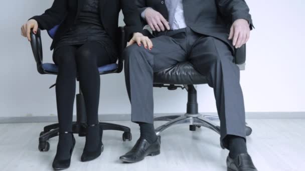 A jovem empresária assedia sexualmente o patrão. Conceito de abuso e assédio de escritório — Vídeo de Stock