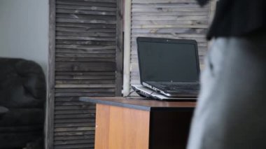bir sekreter kalça kapma iş adamı. cinsel taciz ve ofis kötüye kavramı