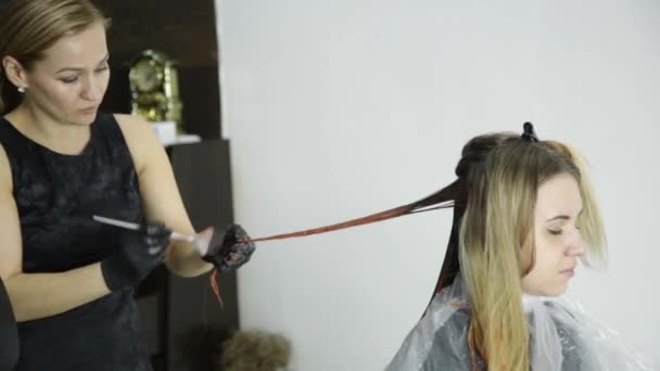 Tête d'une belle femme avec teinture capillaire pêche dans un salon de beauté — Video