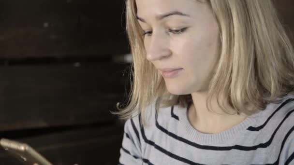 Täta händer med stickor, vacker kvinna stickar — Stockvideo