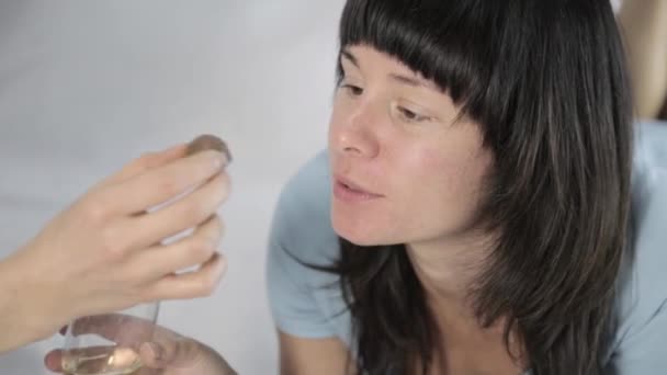 Hermosas lesbianas mujer bebiendo champán y comiendo dulces. belleza ladys con copa de vino — Vídeos de Stock