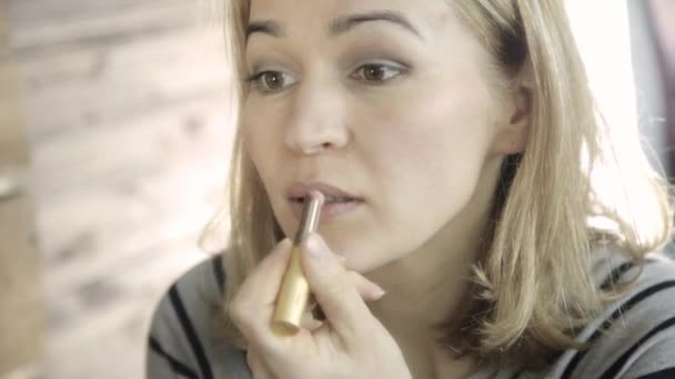 Schöne Frau, die alltägliches Make-up macht und Schminkpinsel vor dem Spiegel hält — Stockvideo