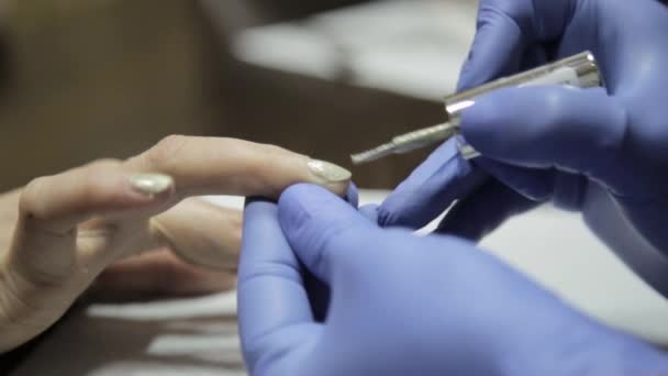 Les femmes mains tout en peignant ses ongles avec du vernis rouge dans le salon de beauté — Video