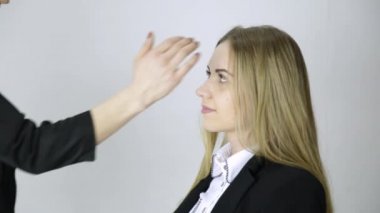 Taciz ofiste. Kadın patron genç bir yaş için çene dokunmadan
