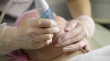 Şevval Özçelik Güzellik yüz kozmetik donanımları, sivilceli kız temizlik yapıyor