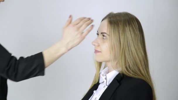 Преследование в офисе. Женщина-босс трогает подбородок молодому сотруднику — стоковое видео
