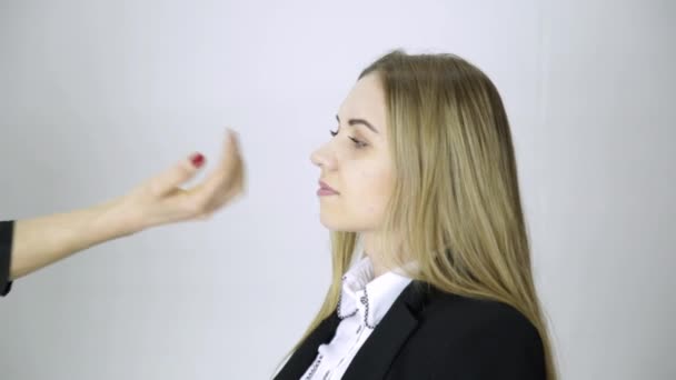 Harcèlement au bureau. Patron féminin touchant menton au jeune employé — Video