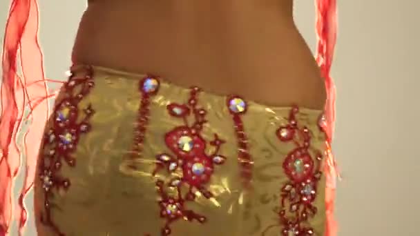 Torso dari wanita muda arab yang cantik menari tarian perut oriental. 4K — Stok Video