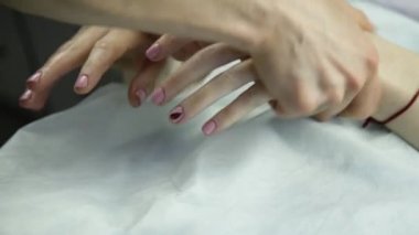 masör masaj istemciye yardım yapar. kaplıca tedavisi eller için