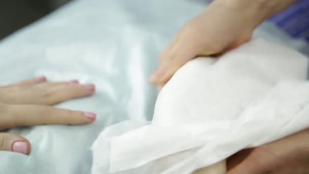 Massagista faz uma massagem manual ao cliente. tratamento de spa para mãos — Vídeo de Stock