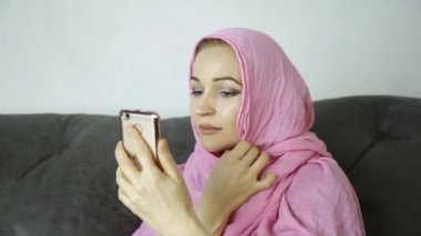arkadaşları bir cep telefonu ile video sohbet bir hijab giyen Arap kadın