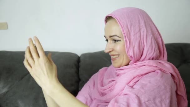 Mujer árabe usando un hijab en el chat de vídeo con sus amigos en un teléfono móvil — Vídeo de stock