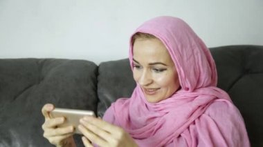 arkadaşları bir cep telefonu ile video sohbet bir hijab giyen Arap kadın