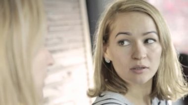 Sarışın kadın her gün makyaj aynası, önünde yanakları fırça ile toz koyar