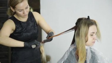 Şeftali saç boyası Güzellik Salonu içinde güzel bir kadınla başkanı