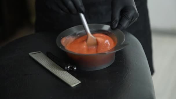 染发剂, 师搅拌用刷子红色染料, 美容院概念 — 图库视频影像