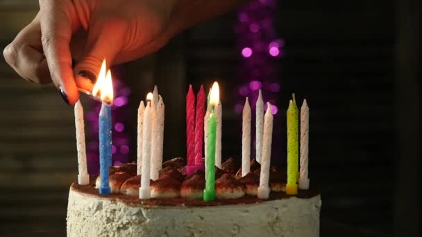 Mujer enciende velas en sabroso pastel de cumpleaños. Movimiento lento — Vídeo de stock