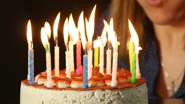 Donna emotiva felice che spegne le candele su una torta di compleanno, candele spente — Video Stock