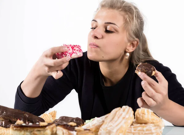 Glotón mujer comer cupcakes con frenesí después de la dieta larga —  Fotos de Stock