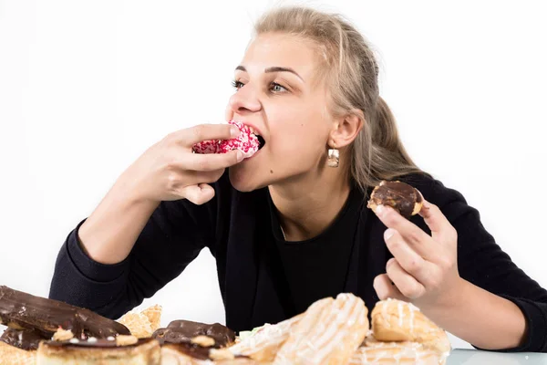 Glotón mujer comer cupcakes con frenesí después de la dieta larga —  Fotos de Stock