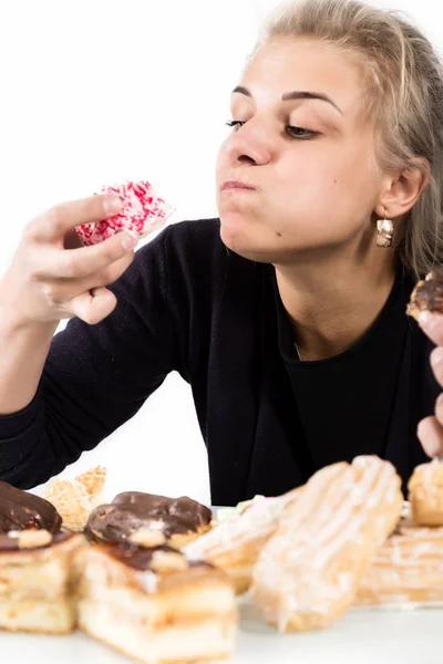 Młoda kobieta jedzenie babeczki z przyjemnością po diecie — Zdjęcie stockowe