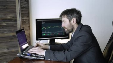 tüccar Kripto Menkul Kıymetler Borsası laptop üzerinde çalışıyor. işadamı exchange Döviz Alım Satım grafik, bilgisayar monitörü izlemek
