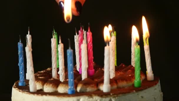 Close-up mujer enciende velas en sabroso pastel de cumpleaños. Movimiento lento — Vídeos de Stock
