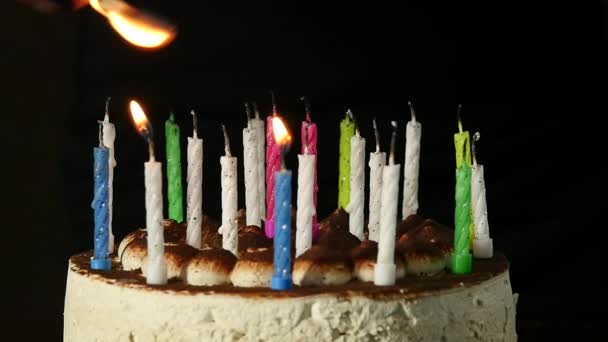 Close-up mujer enciende velas en sabroso pastel de cumpleaños. Movimiento lento — Vídeo de stock