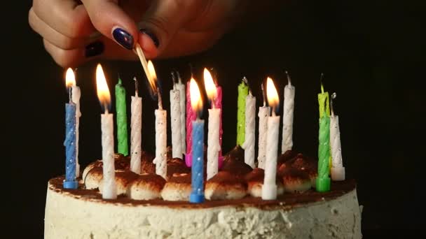 Close Mujer Enciende Velas Sabroso Pastel Cumpleaños Movimiento Lento — Vídeo de stock