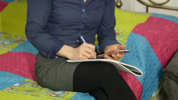 Bela mulher estudando em uma cama em seu quarto com laptop. educação em linha. câmara lenta — Vídeo de Stock