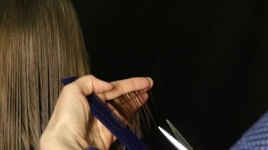 Profesyonel kuaför ayıran saç kesme patlama Kuaför salonu kadın istemcisinin ayrılmaktadır. ağır çekim