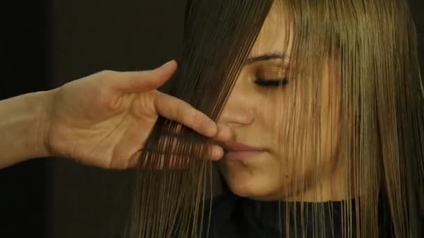 Professionele kapper scheidt haar strengen snijden pony voor vrouw client in de kapsalon. 4k — Stockvideo