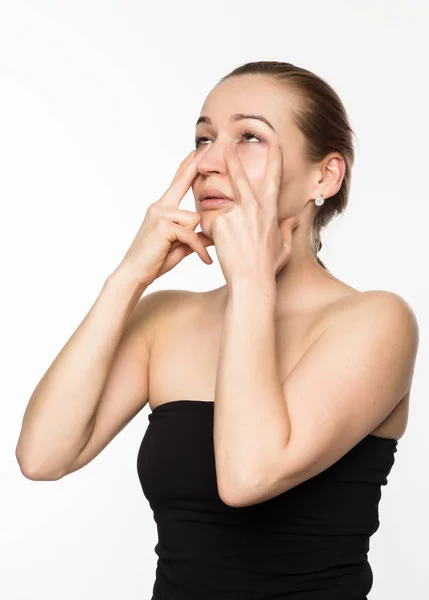 Mooi meisje voert anti-veroudert oefeningen. de geschiktheid van het gezicht voor anti slappe huid. schoonheid en gezondheid concept — Stockfoto